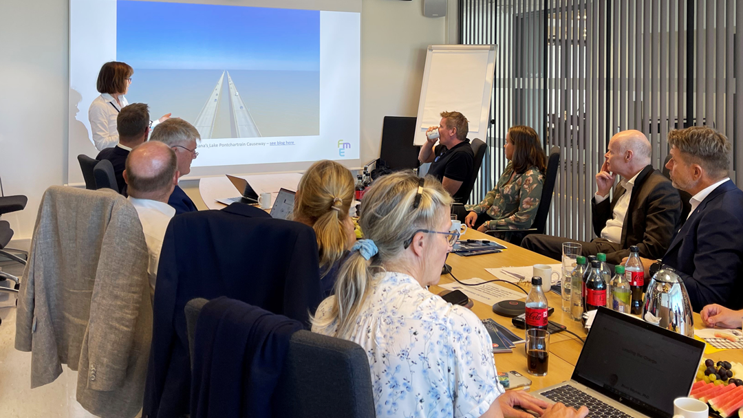 NCCS Centre Director Mona Mølnvik presents NCCS to the Norwegian Minister of Petroleum and Energy Terje Aasland.