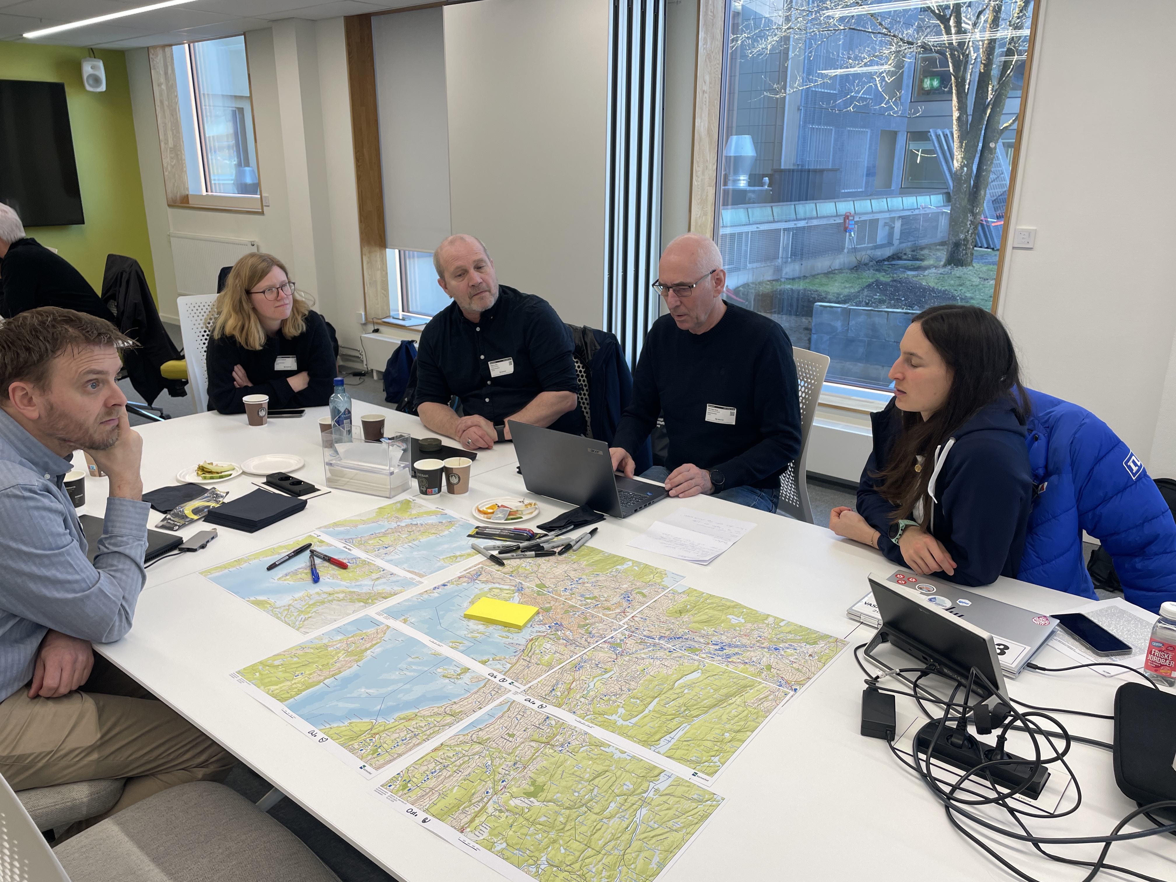 gruppearbeid rundt et bord