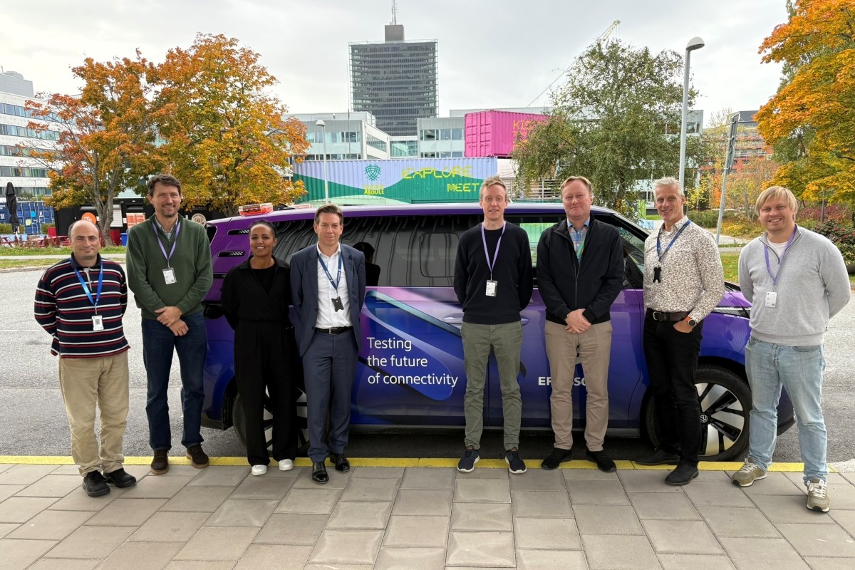 prosjektdeltakere foran testbil