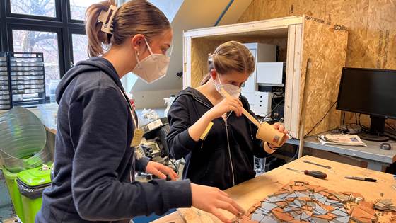 Elever lager sirkulær kunst for Oslos første plussenergiskole