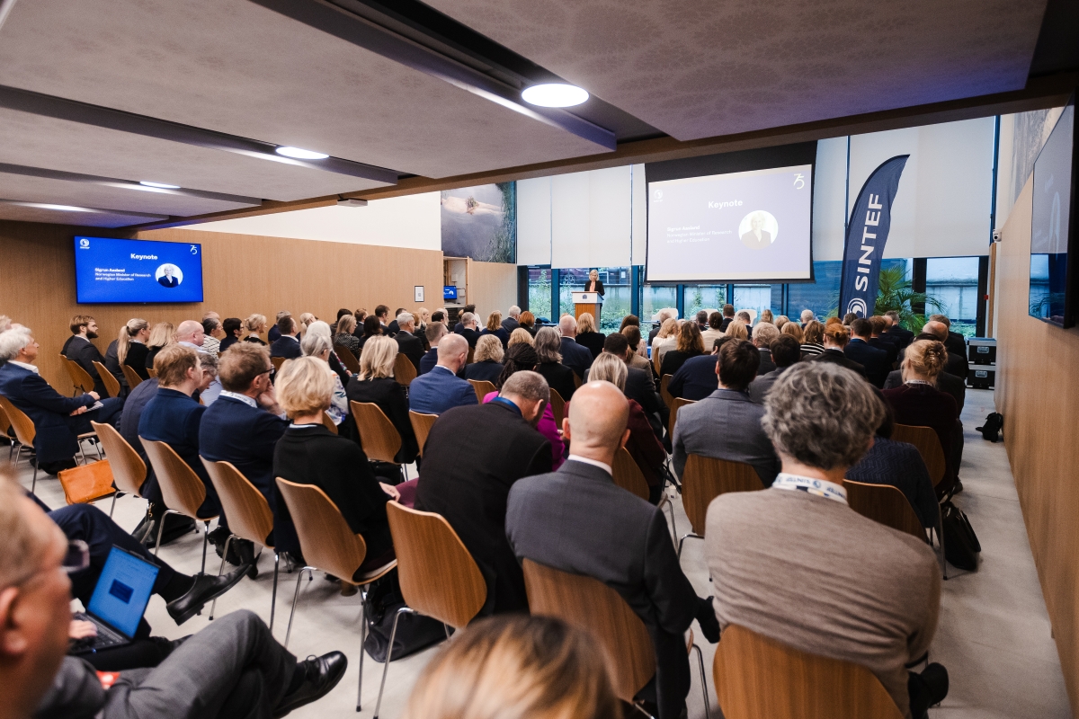 Sigrun Aasland snakker for full sal