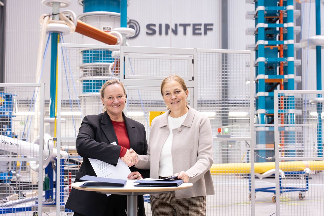 Elisabeth Vardheim og Alexandra Bech Gjørv signerer strategisk samarbeidsavtale mellom Statnett og SINTEF.