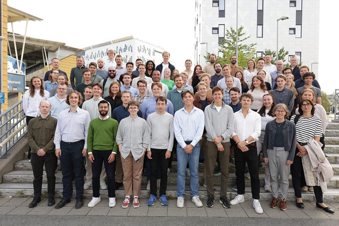 SINTEF Energi sine sommerforskere 2024 og noen av veilederne deres. Bildet er tatt i forbindelse med Sommerforskerkonferansen i august 2024.