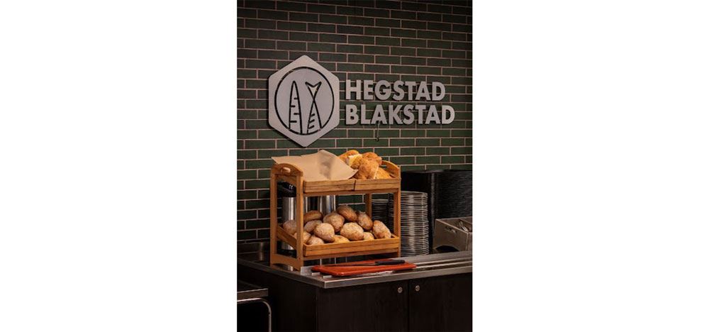 rundstykker, med Hegstad og Blakstads logo i bakgrunnen