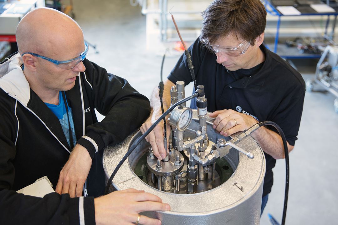 Preparation of the pressure vessel for experiment