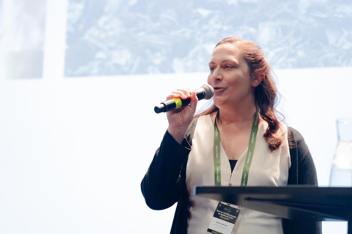 Person on a stage holding a microphone and talking / Person på en scene som holder en mikrofon og snakker