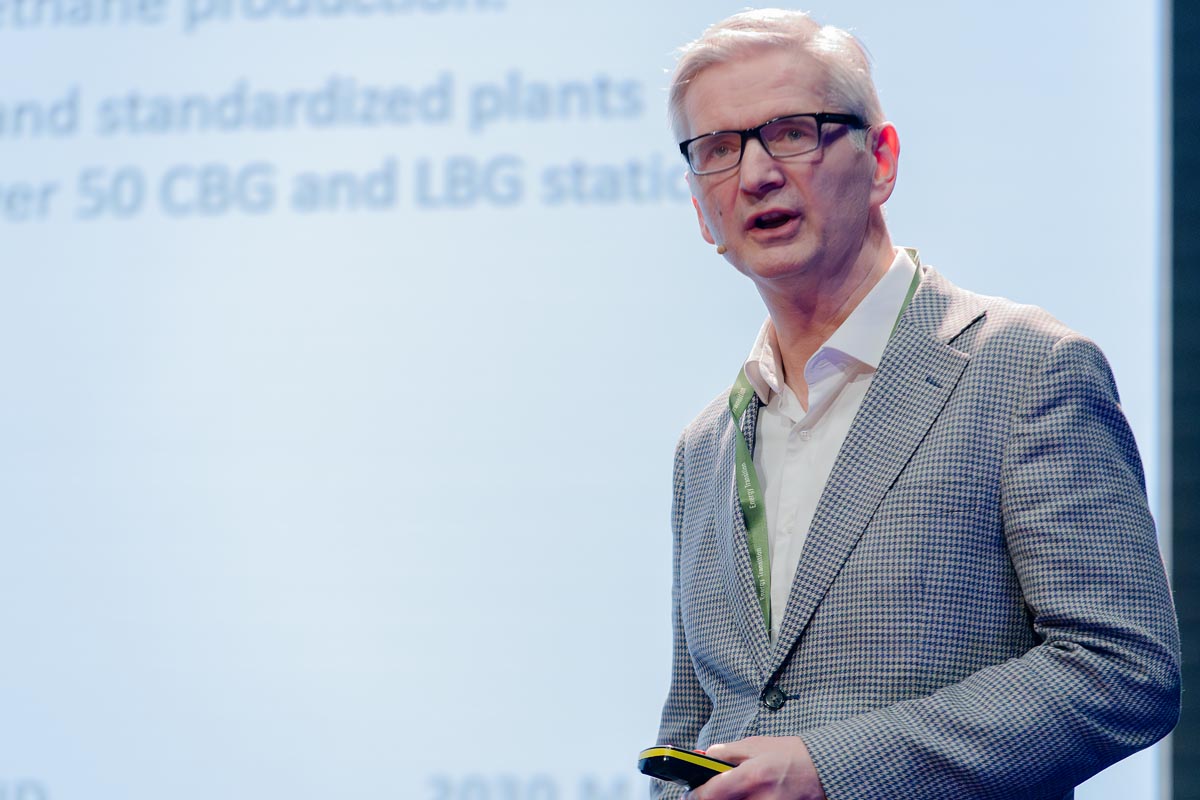 Person speaking at a conference / Person som snakke i en konferansesetting