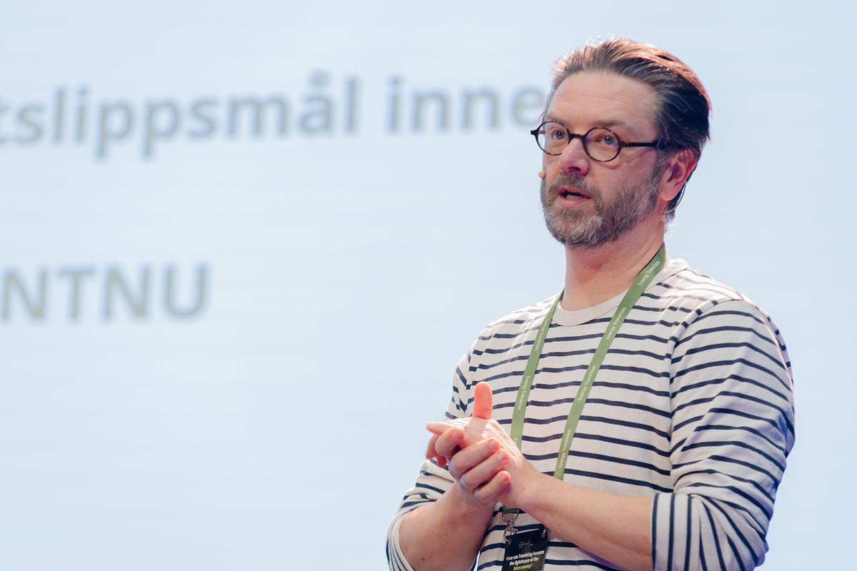 Person speaking at a conference / Person som snakker i en konferansesetting