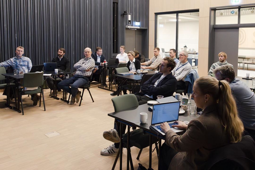 A group of people attending a meeting / En gruppe mennesker deltar i et møte
