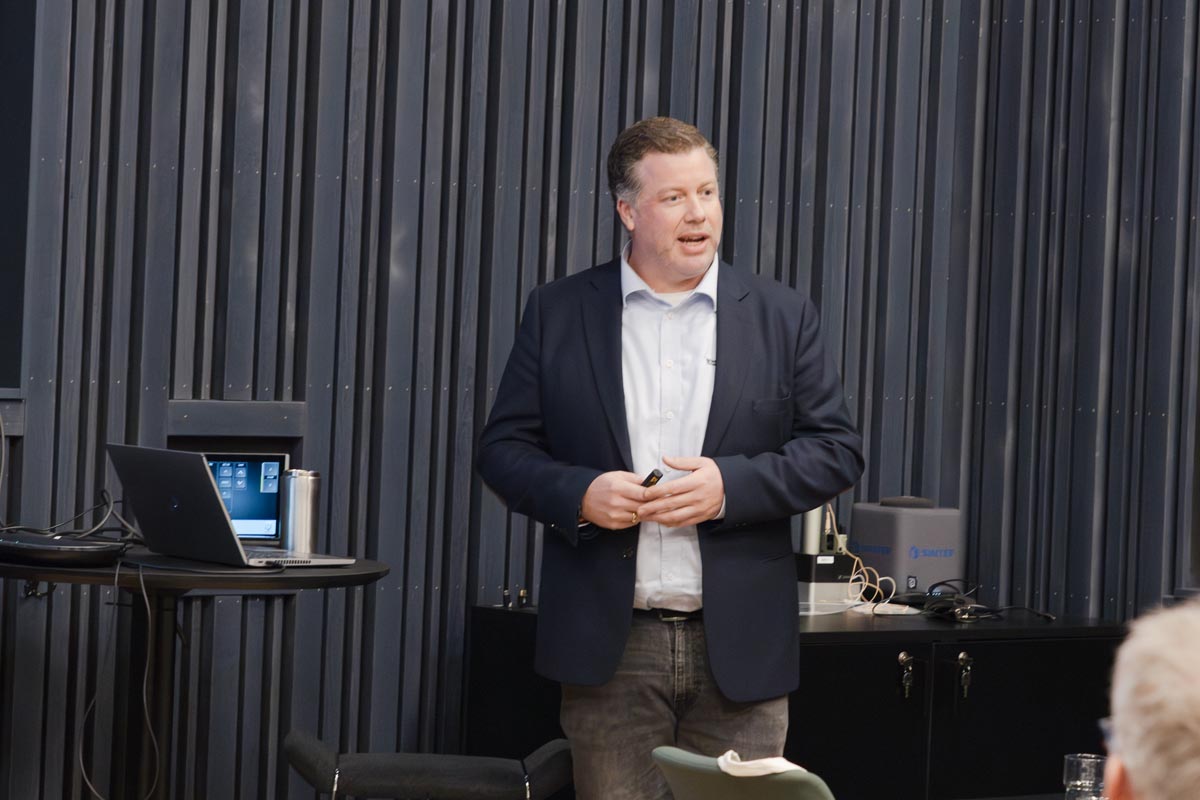 Person holding a presentation in a conference setting / Person som holder innlegg i en konferansesetting