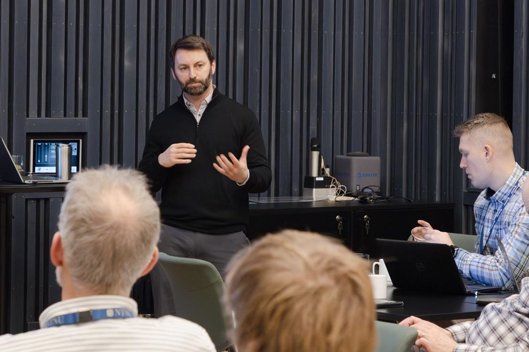 Person holding a presentation in a conference setting / Person som holder innlegg i en konferansesetting