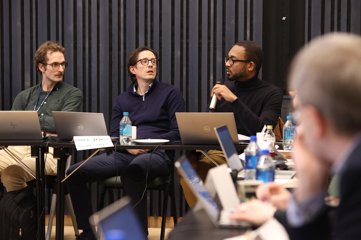 People holding a discussion around a table / Personer som diskuterer rundt et bord