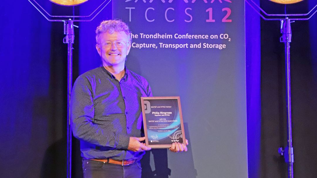 Philip Ringrose (NTNU/Equinor) wins the SINTEF and NTNU CCS Award at TCCS-12.