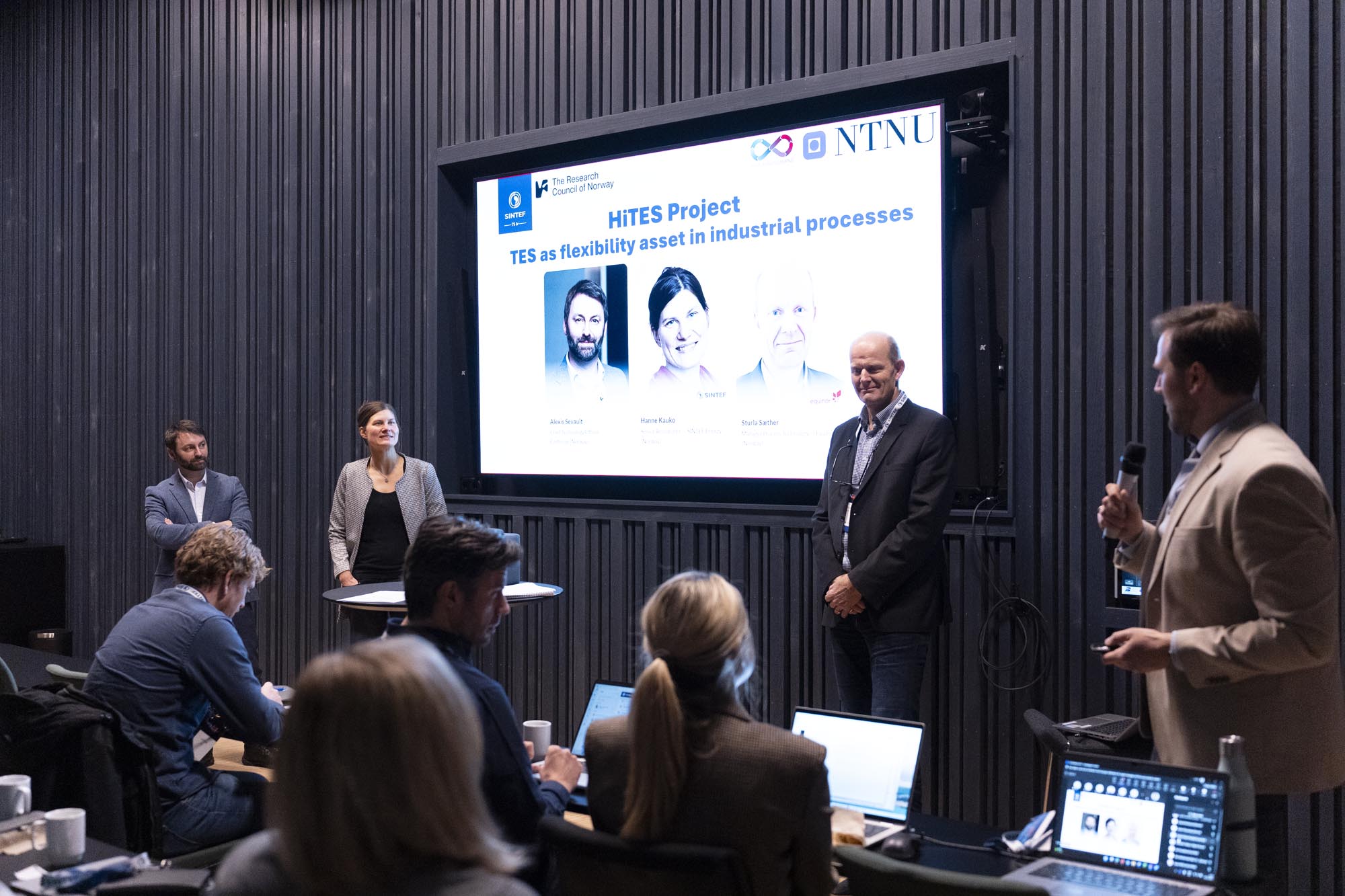 fire folk som snakker på scenen