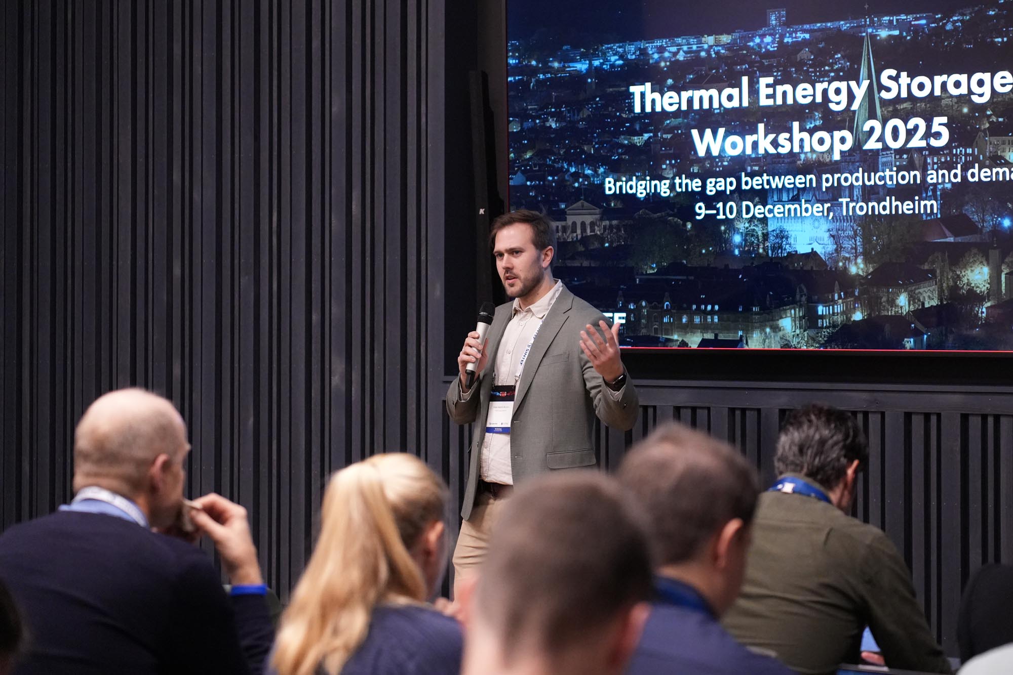 noen som snakker på en scene