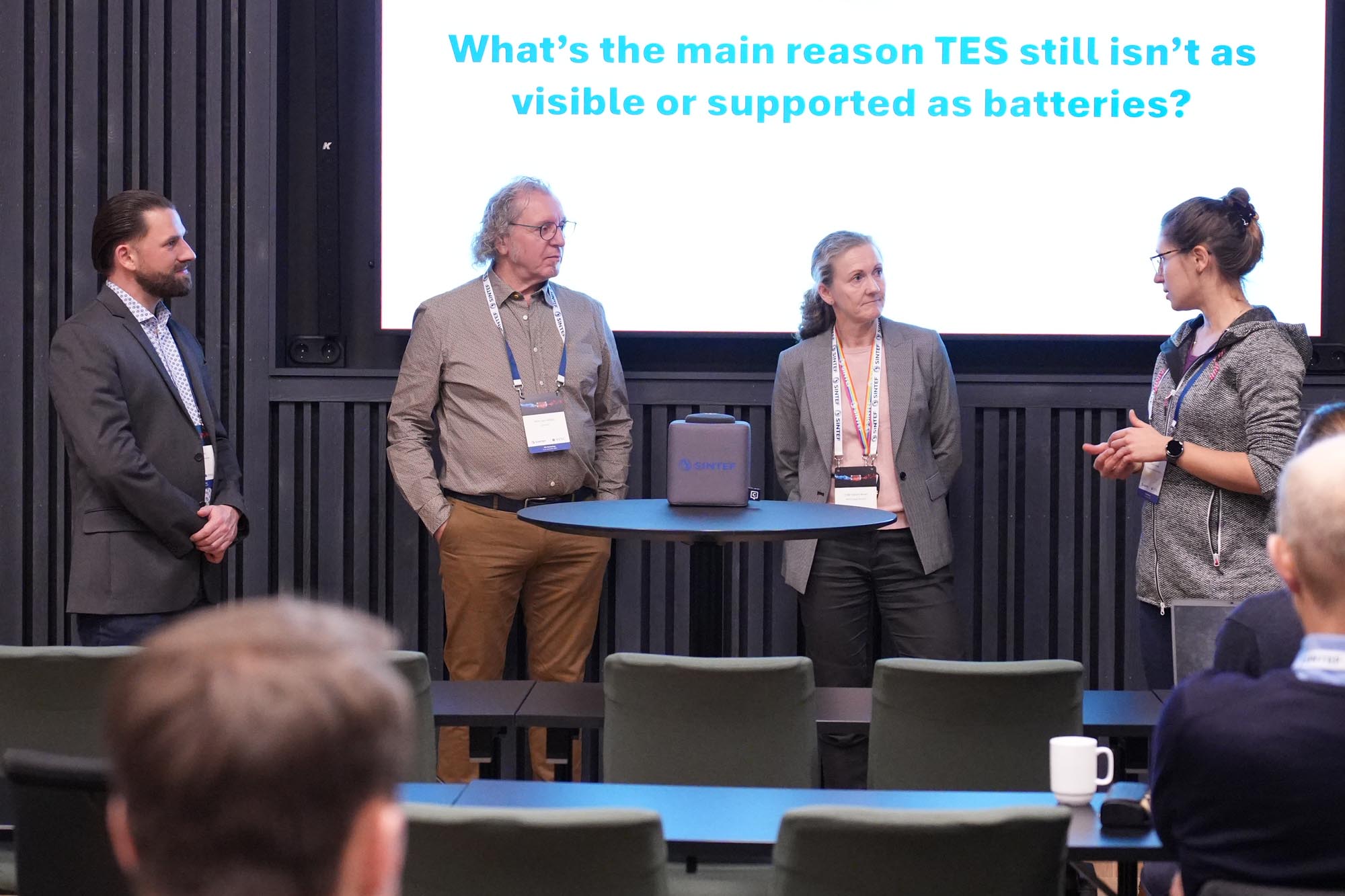 Fire folk som står på scenen