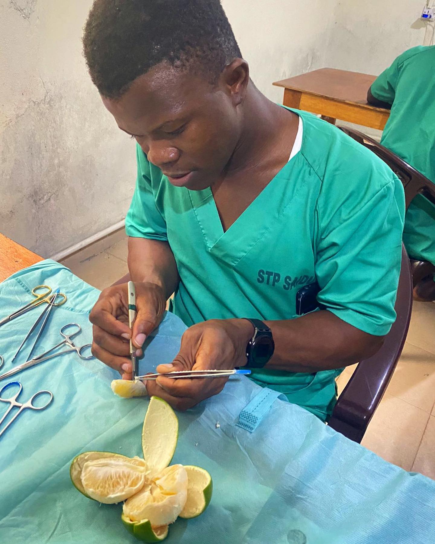 Lærer bort kirurgi på rekordtid