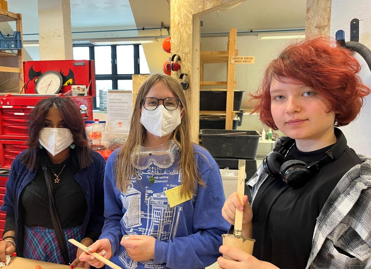 Elever lager sirkulær kunst for Oslos første plussenergiskole