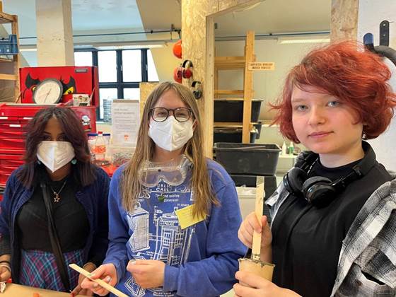 Elever lager sirkulær kunst for Oslos første plussenergiskole