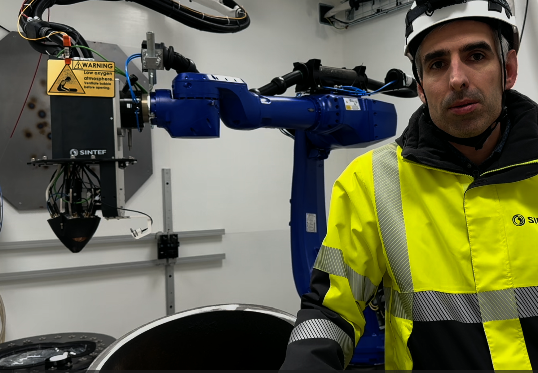 Gabor Sziebig jobber med en 3D-printer som både sveiser og kutter