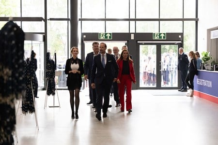 Kronprinsen og minister ankommer Aqua Nor.