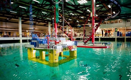 Modell av offshore plattform i havbassenget