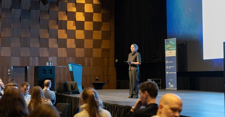 Stine Wiborg Dahle presenterer på scene