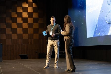 To som diskuterer på en scene