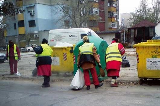 STREET SWEEEPERS: Street cleaners at work in the city of Plovdiv in Bulgaria. 
Photo: SINTEF