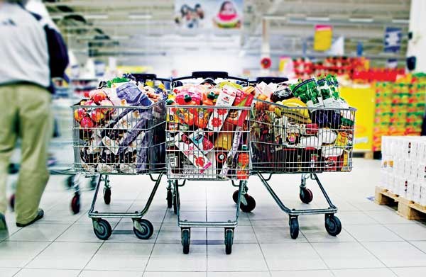 Vi kaster en tredjedel av maten vi kjøper. Mye skyldes dårlig holdbarhet og unøyaktig "best-før-dato". Nå skal ny emballasje hjelpe oss. Foto: Geir Mogen