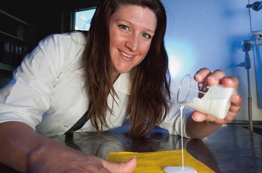 SUPER COATING: All rainwear has a waterproof coating which is applied to the textile in liquid form. Susie Jahren is a material Senior Research Scientist who is working on incorporating micro-capsules which “glue” small tears together.
Photo: Werner Juvik