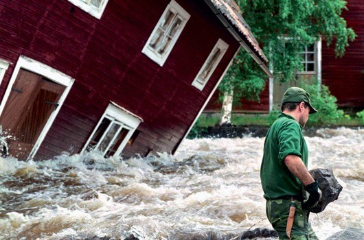 I vår gikk forsikringsbransjen ut og hevdet at de ikke syntes det var riktig at kommunene tillot bygging i områder som er veldig flomutsatte. Trolig vil selskapene om kort tid også nekte forsikring til nye bygg som oppføres i slike områder. Scanpix.