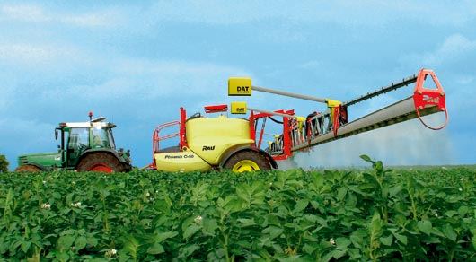 REDUCED SPRAYING: The illustration shows how the scientists plan to integrate the mechanism (two yellow boxes) on the spray boom mounted behind the tractor.
Photo: Adigo AS