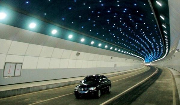 From the Dongshan Tunnel in Anshui, China, which opened in 2008. The tunnel has artistic lighting, with a “starlit sky of blue and white LEDs, and regular illumination of the surface of the tunnel walls”
Photo: Zuma Press/SCANPIX.