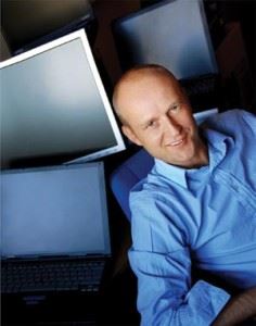 EN NY ANALFABETISME? SINTEF-forsker Petter Brandtzæg hevder at det å kunne betjene pc og Internett snart er like viktig som å kunne lese. Viktig informasjon flyttes i et ekstremt tempo over på nett, stadig flere tjenester automatiseres, og det forventes at folk skal betjene seg selv. – Allerede nå ser vi at mange som ikke kan bruke den nye teknologien, er blitt totalt hjelpeløse, sier han. Foto: Studio Lasse Berre