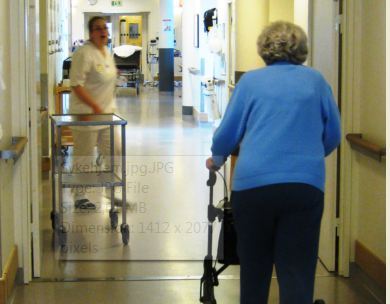 Fallskader blant eldre koster det norske samfunnet millioner. Et nytt gulvbelegg kan bidra til å bedre statistikken. Foto: Arne Nesje/SINTEF.