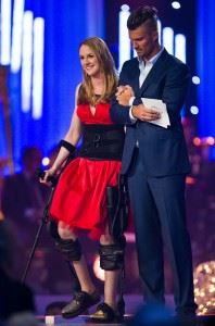 Birgit Skarstein som er lam i beina, benyttet en type robot som støtte da hun entret scenen under årets Idrettsgalla sammen med Kristian Kjelling.