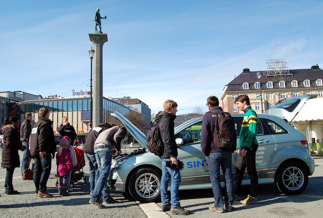 Ytre sett er hydrogenbiler helt vanlige biler. Men de vekker oppsikt, her under demo-kjøring i Trondheim. Foto: SINTEF / Svein Tønseth