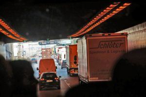 I Barcelona reserveres for eksempel ett og samme kjørefelt til tre ulike brukergrupper i løpet av døgnet: Om morgenen er feltet kollektivfelt som lar reisende komme seg effektivt og miljøvennlig til jobb. I lavtrafikken midt på dagen er feltet en vareleveringssone som gir transportører forutsigbarhet og arbeidsro uten å forstyrre øvrig trafikk. På kveld/natt fungerer feltet som gateparkering for beboere. Foto: Morguefile.