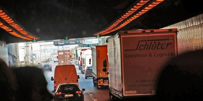 Fritt leide for lastebiler gjennom byene på kvelds- og nattestid, kan spare miljøet. Foto: Morguefile.
