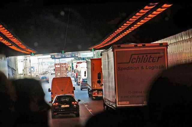 I Barcelona reserveres for eksempel ett og samme kjørefelt til tre ulike brukergrupper i løpet av døgnet: Om morgenen er feltet kollektivfelt som lar reisende komme seg effektivt og miljøvennlig til jobb. I lavtrafikken midt på dagen er feltet en vareleveringssone som gir transportører forutsigbarhet og arbeidsro uten å forstyrre øvrig trafikk. På kveld/natt fungerer feltet som gateparkering for beboere. Foto: Morguefile.
