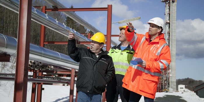 Her, i SINTEFs flerfaselaboratorium, har de vært med på å innhente måledata som viser hvordan morgendagens seige oljer vil te seg ved ilandføring i rør sammen med naturagass. Fra venstre Karl Gustav Gustavsen, Arne Erik Rekkebo og Christian Brekken. 
Foto: SINTEF / Gry Karin Stimo