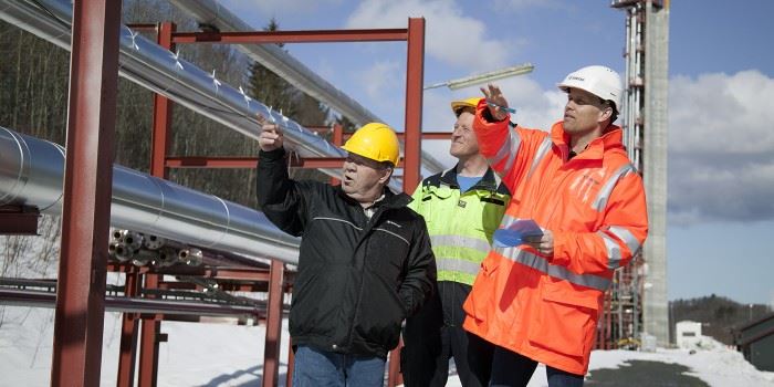Her, i SINTEFs flerfaselaboratorium, har de vært med på å innhente måledata som viser hvordan morgendagens seige oljer vil te seg ved ilandføring i rør sammen med naturagass. Fra venstre Karl Gustav Gustavsen, Arne Erik Rekkebo og Christian Brekken. 
Foto: SINTEF / Gry Karin Stimo