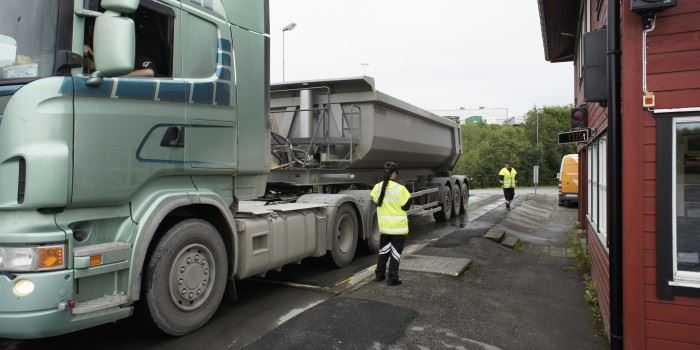 Avanserte sensorer i veibanen, kombinert med nummerskiltgjenkjenning, skal avsløre flere feillastede vogntog enn i dag. Foto: SINTEF.