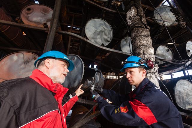 Avdelingssjef Christian Sesseng og sjefforsker Ragnar Wighus inspiserer laboratorieutrustningen etter at en oljebrann er slokket. Foto: SINTEF / Thor Nielsen