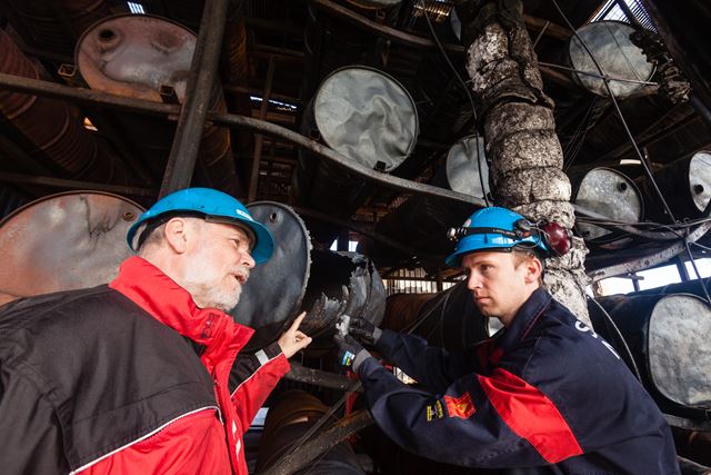 Avdelingssjef Christian Sesseng og sjefforsker Ragnar Wighus inspiserer laboratorieutrustningen etter at en oljebrann er slokket.  Foto: SINTEF / Thor Nielsen