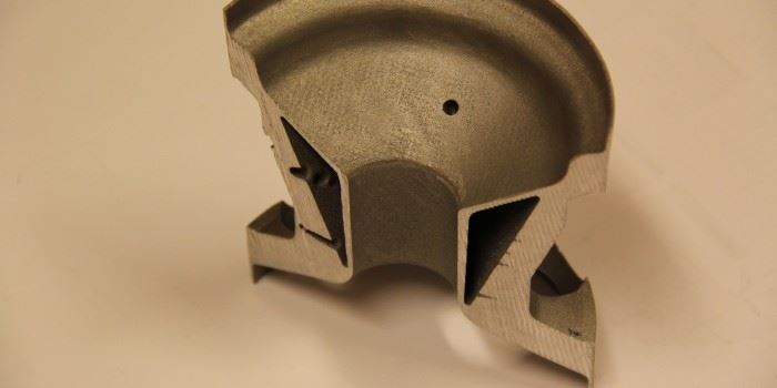 Rakettkomponent bygget som show-case for å vise muligheter. Komponenten er bygd additivt i aluminium, delt i to og har innebygde hulrom for å spare vekt. (Foto: Sintef)