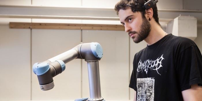 Forskere ved kybernetikkmiljøet på NTNU/SINTEF ønsker å klekke ut nye måter å manøvrere roboter på. Foto: Thor Nielsen.