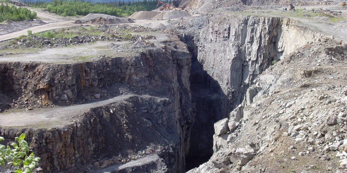 Forskere har installert utstyr i Rana Gruber der de måler bergtrykk, spenningsendringer og endringer i forskyvninger.