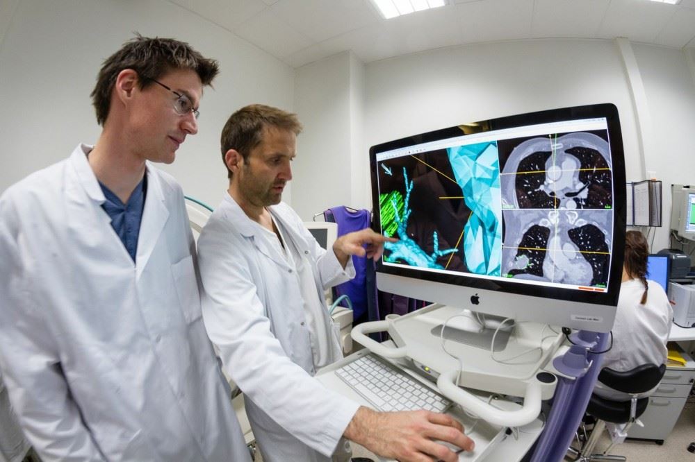 Forsker Erlend Hofstad og lege Håkon Olav Leira inspiserer kartet over pasientens lunger. Foto: Thor Nielsen.